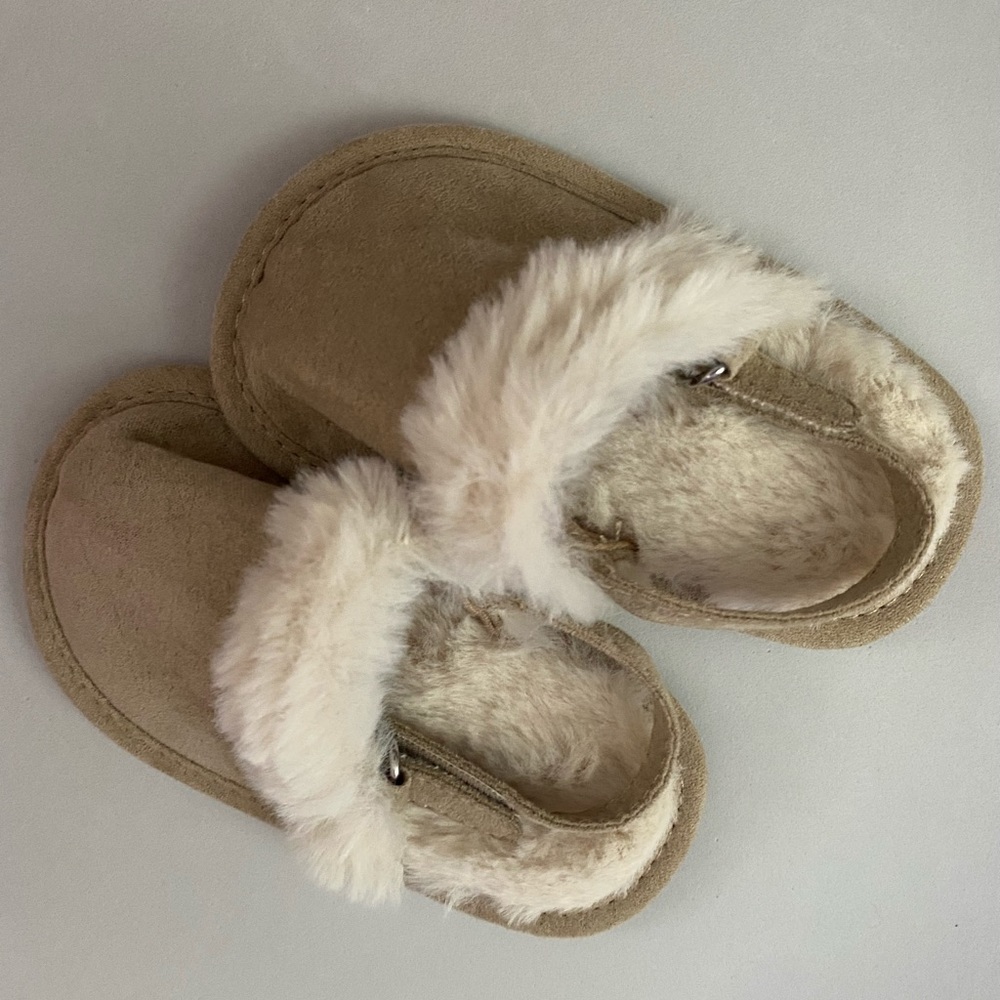 Baby gap fluffy slides Size 6-12 months